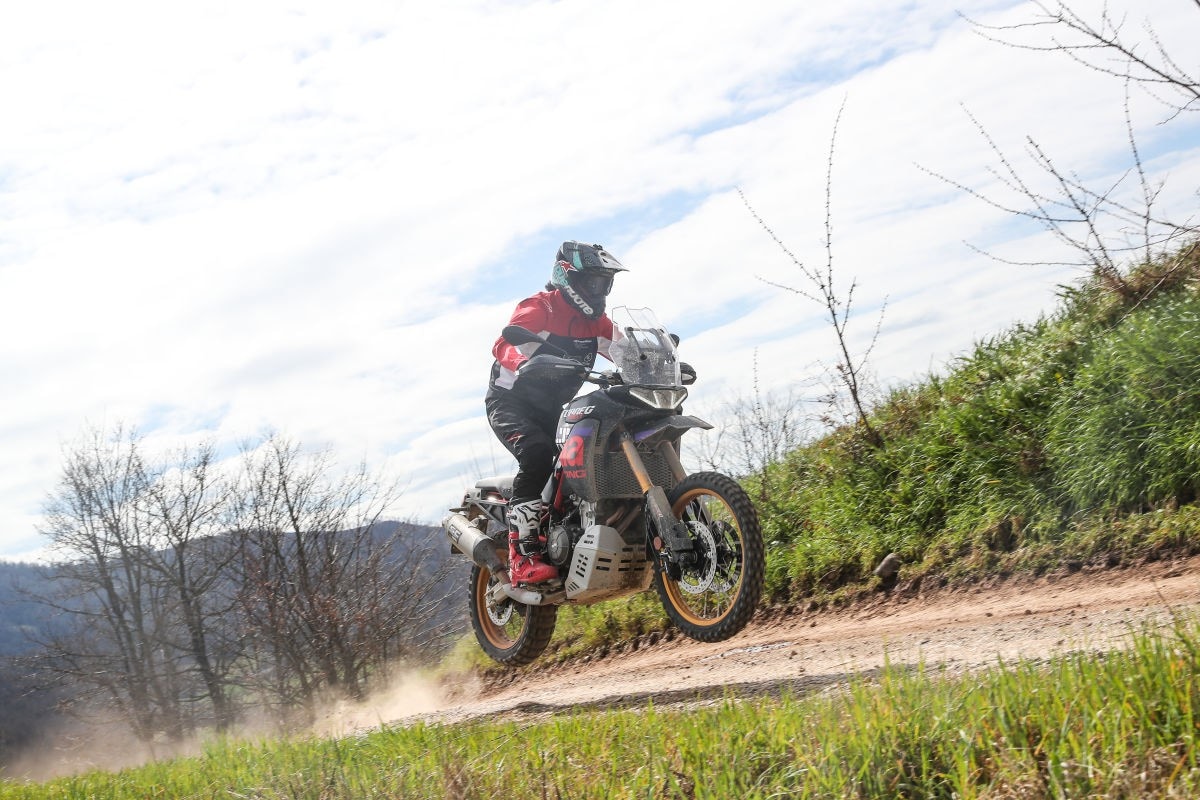 Aprilia Tuareg Rally 660: il ritorno di una leggenda, più cattiva e pronta al deserto +VIDEO+